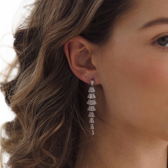 WHITE GOLD CRYSTAL CHANDELIER DROP BRIDAL EARRINGS - Picture 2 of 3